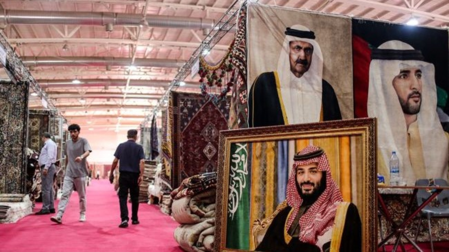 تصویر محمد بن سلمان بر فرش دستباف ایرانی در نمایشگاه بین‌المللی فرش تهران